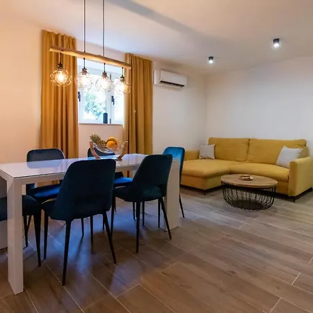 Lily Center Apartment *