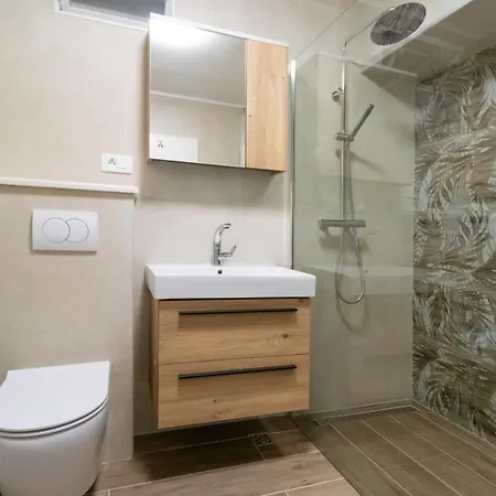 Lily Center Apartment Split